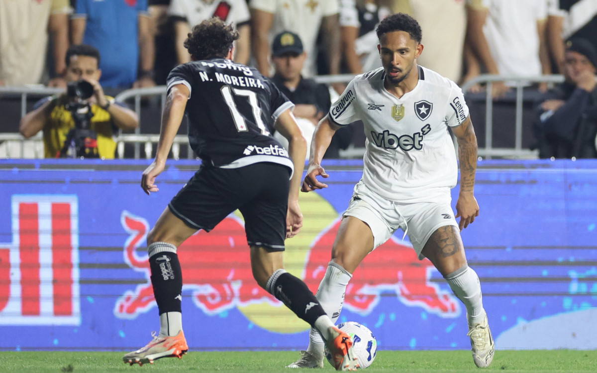 Vitinho encara a marcação de Nuno Moreira em Vasco x Botafogo