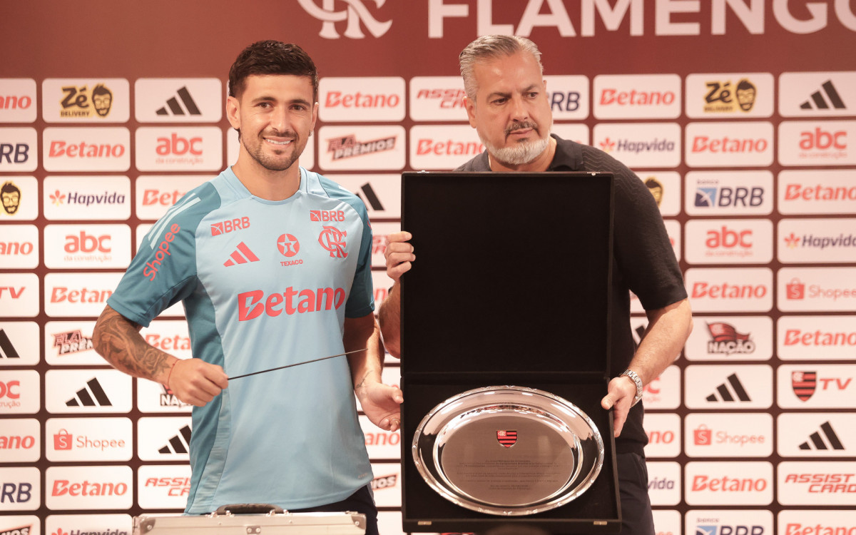 Arrascaeta ganhou uma placa comemorativa e uma batuta de maestro das mãos de José Boto