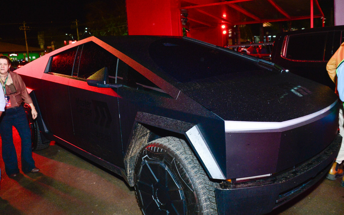 Zez&eacute; Di Camargo chega &agrave; Festa Barretos dirigindo um Tesla Cybertruck