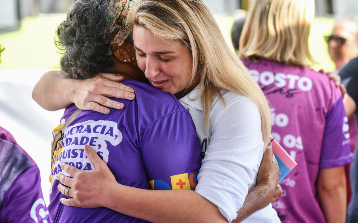 Prefeita Marina Rocha durante evento no Centro de Guapimirim - Divulga&ccedil;&atilde;o