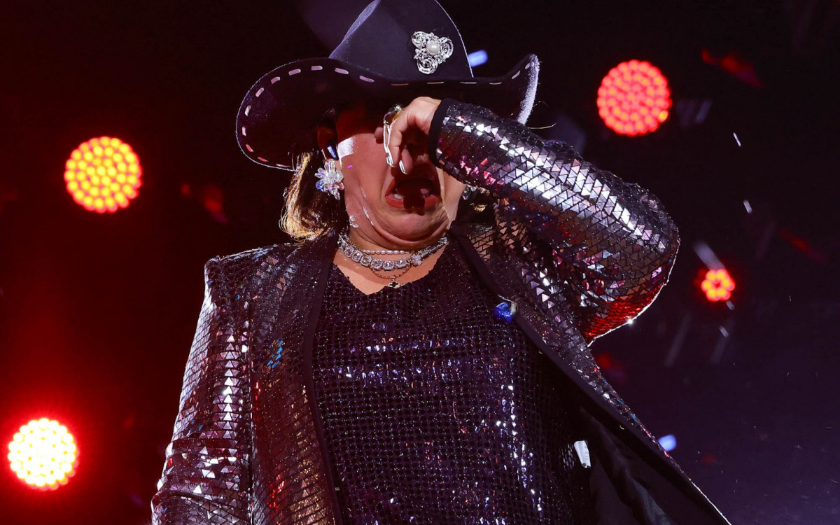 Roberta Miranda se emociona no palco