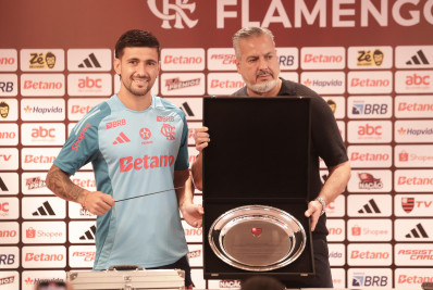 Arrascaeta recebe homenagem no Flamengo por recorde de assistências no Brasileiro