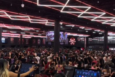 Vídeo! Inauguração de academia em Fortaleza atrai multidão de 20 mil pessoas