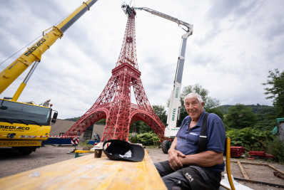Homem constrói réplica de 31 metros da Torre Eiffel no quintal de casa