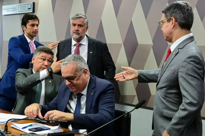 Relator da CPI do INSS ameaça dar voz de prisão a delegado da PF em reunião secreta