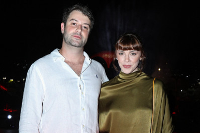 Alice Wegmann faz primeira aparição pública com novo namorado