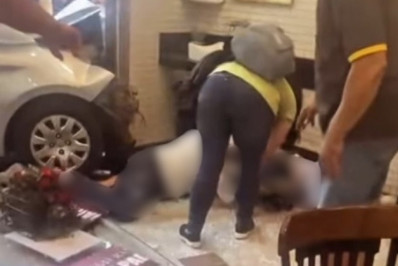 Vídeo! Carro desgovernado invade padaria e deixa sete pessoas feridas