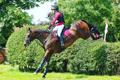 Mulher morre esmagada por cavalo em competição de equitação na Inglaterra