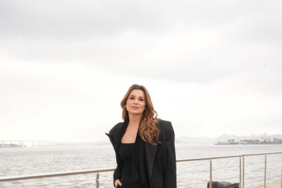 Flávia Alessandra relembra ataques por foto de maiô cavado