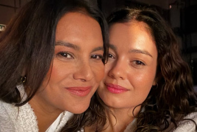 Dira Paes posa com Sophie Charlotte nos bastidores de 'Três Graças'