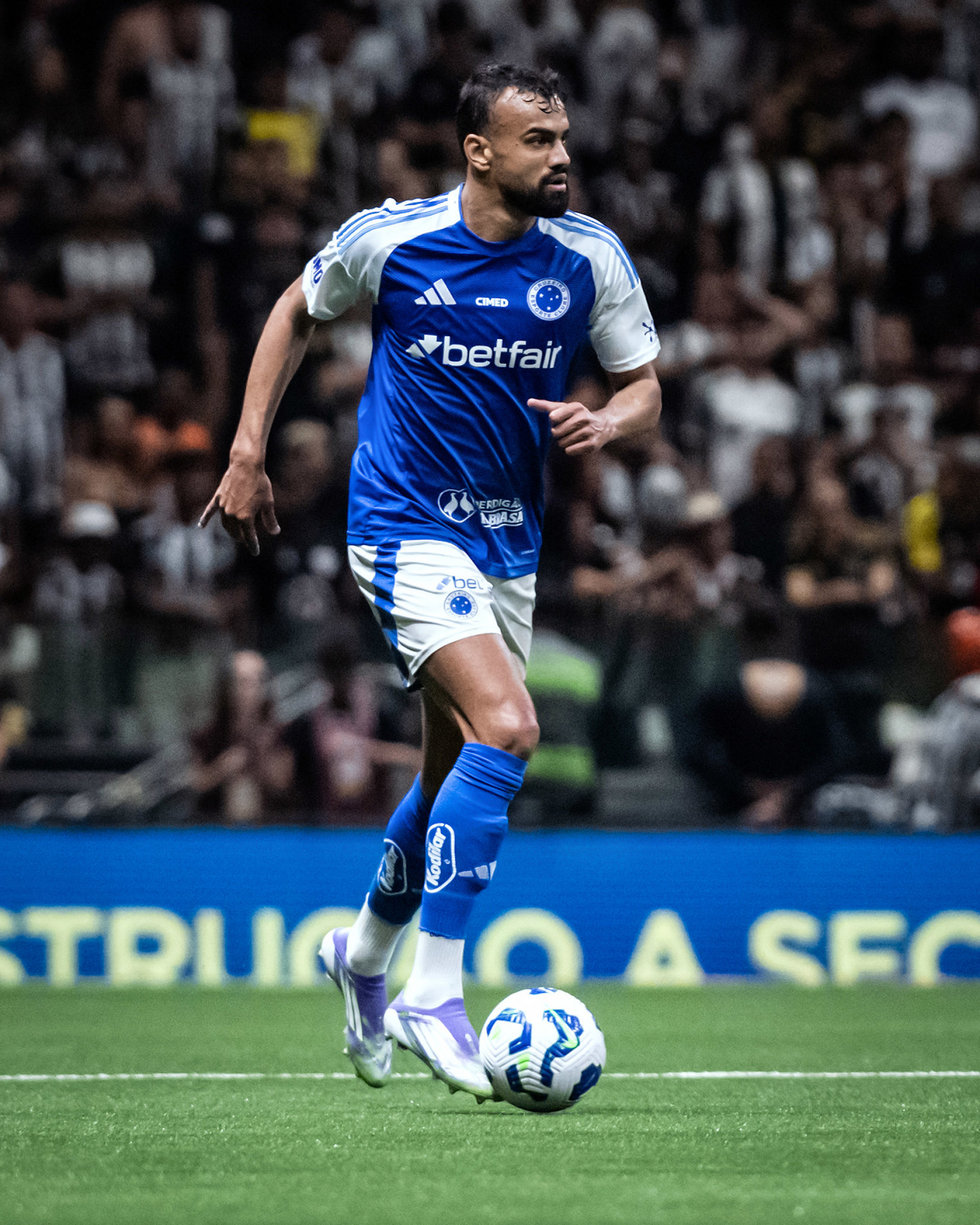 Fabrício Bruno em ação no jogo entre Cruzeiro e Atlético-MG