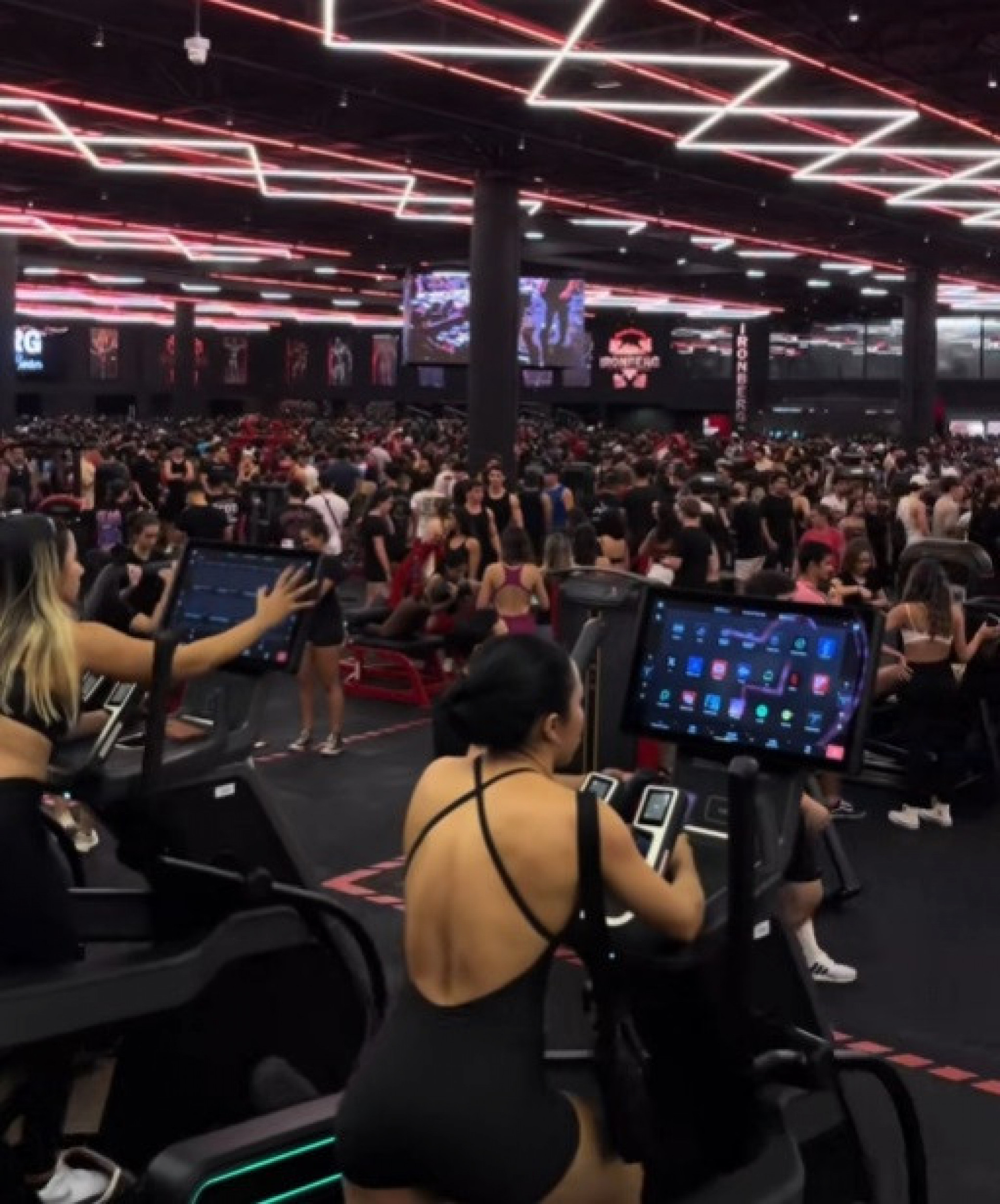 Cenas da academia lotada chamou a atenção dos internautas - Reprodução / TikTok