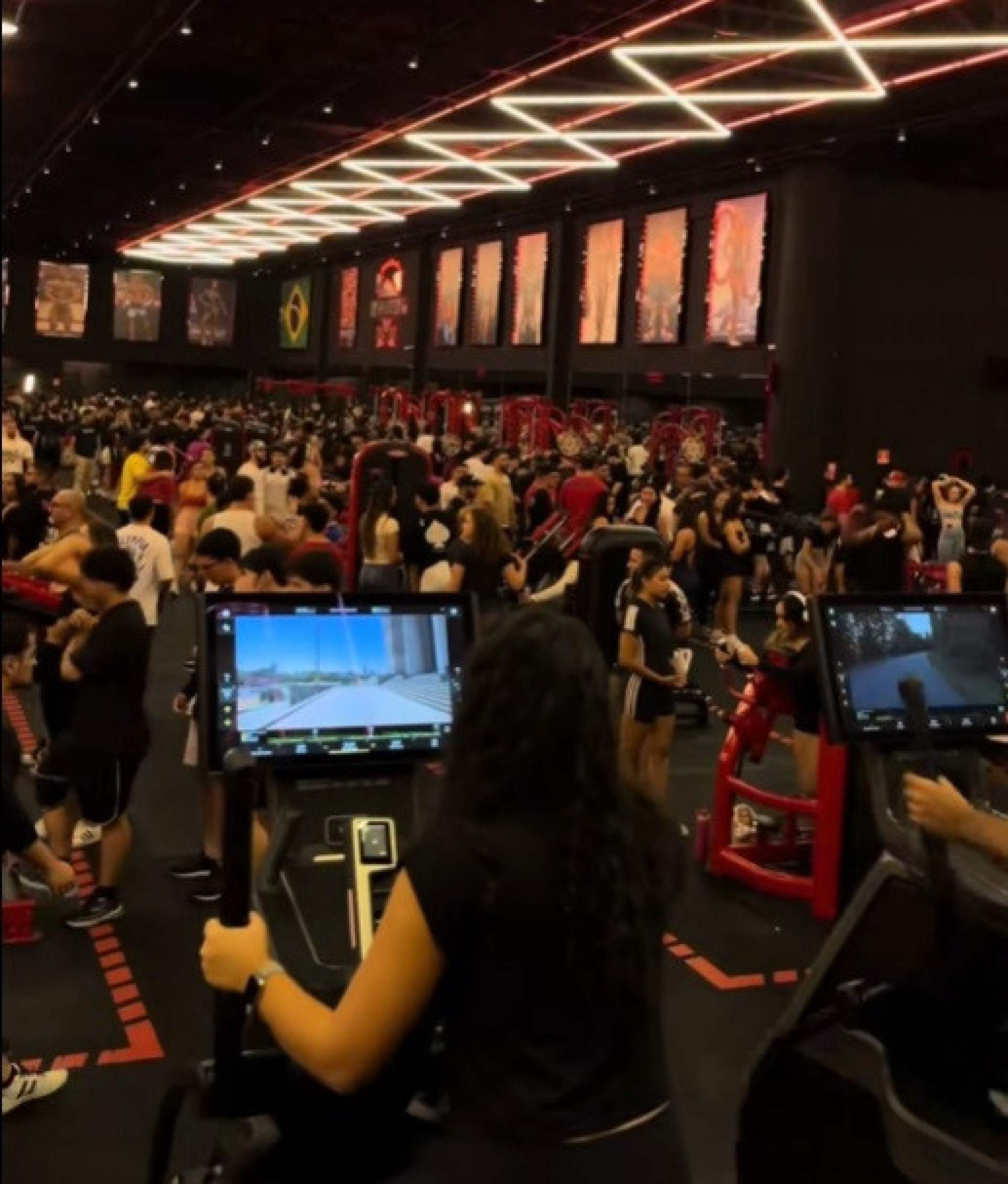 Academia afirmou que cerca de 20 mil pessoas compareceram à inauguração - Reprodução / TikTok