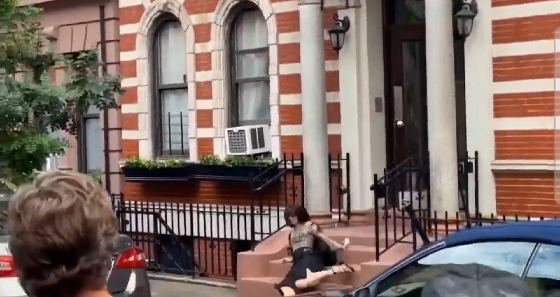 Felizmente, Anne Hathaway não se machucou no tombo - Reprodução / Redes Sociais