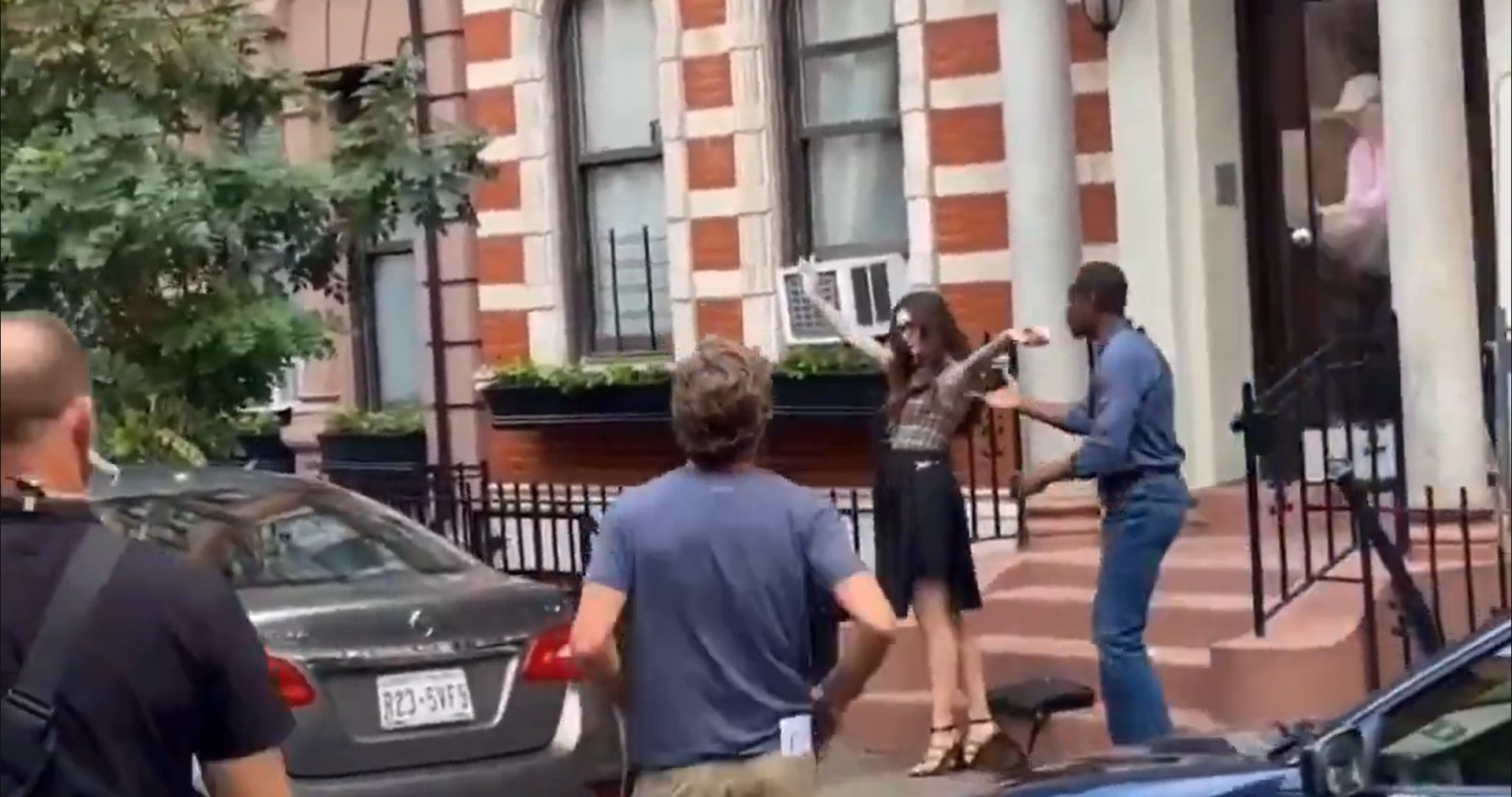 Felizmente, Anne Hathaway não se machucou no tombo - Reprodução / Redes Sociais