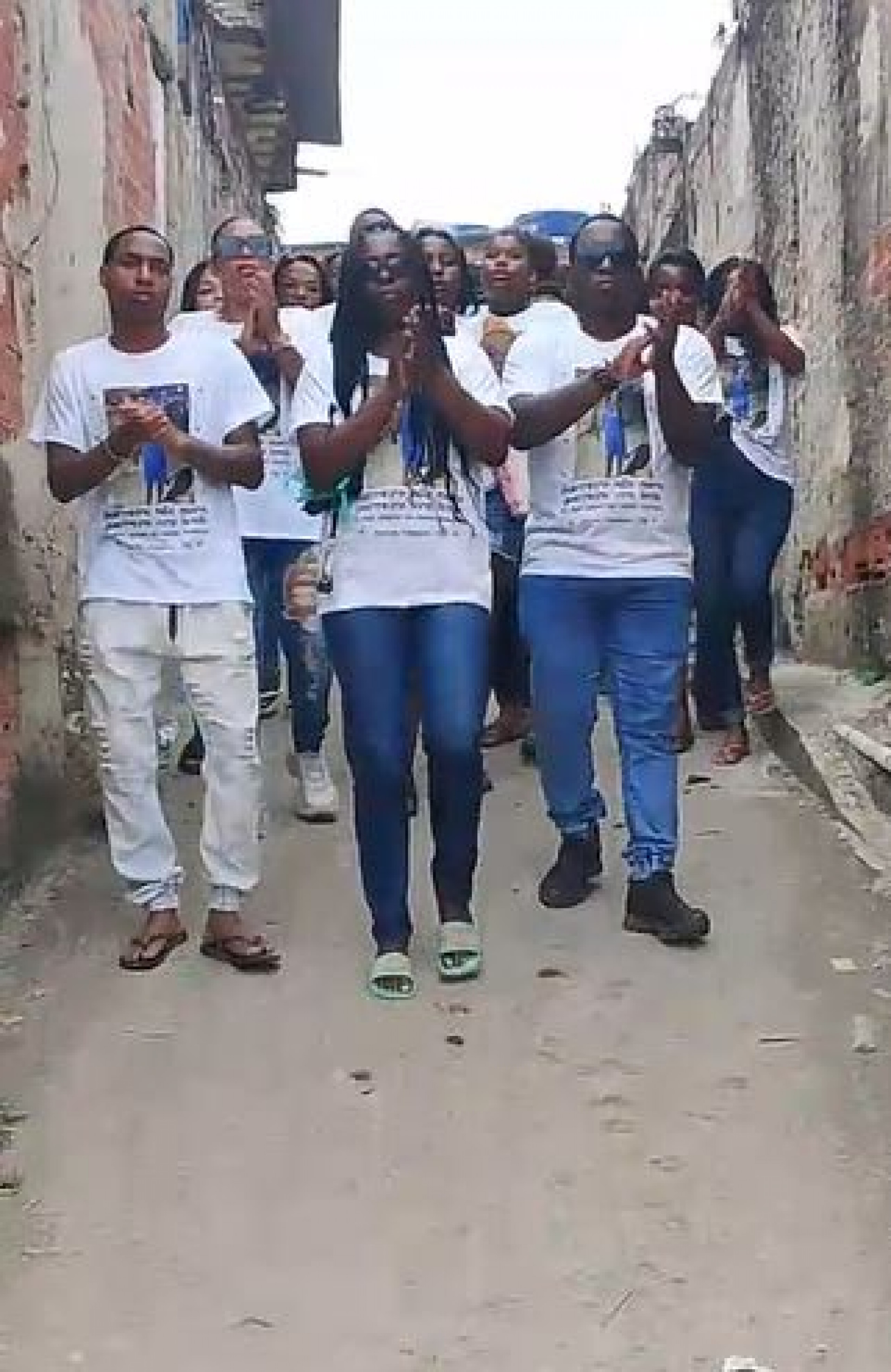 Familiares e amigos protestaram após o enterro de Fabiano