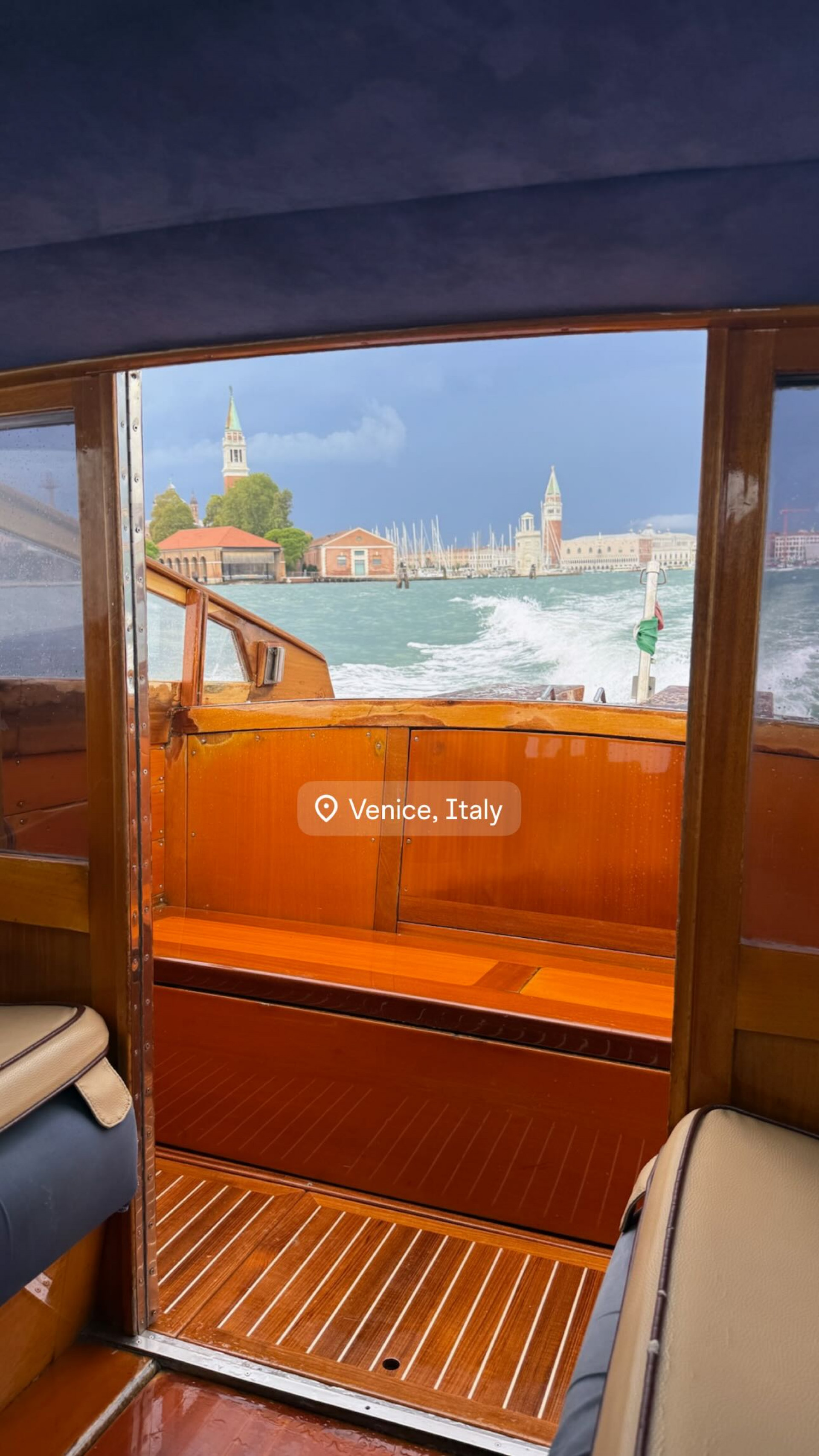 Isis Valverde posa durante passeio de barco em Veneza, Itália - Reprodução / Instagram