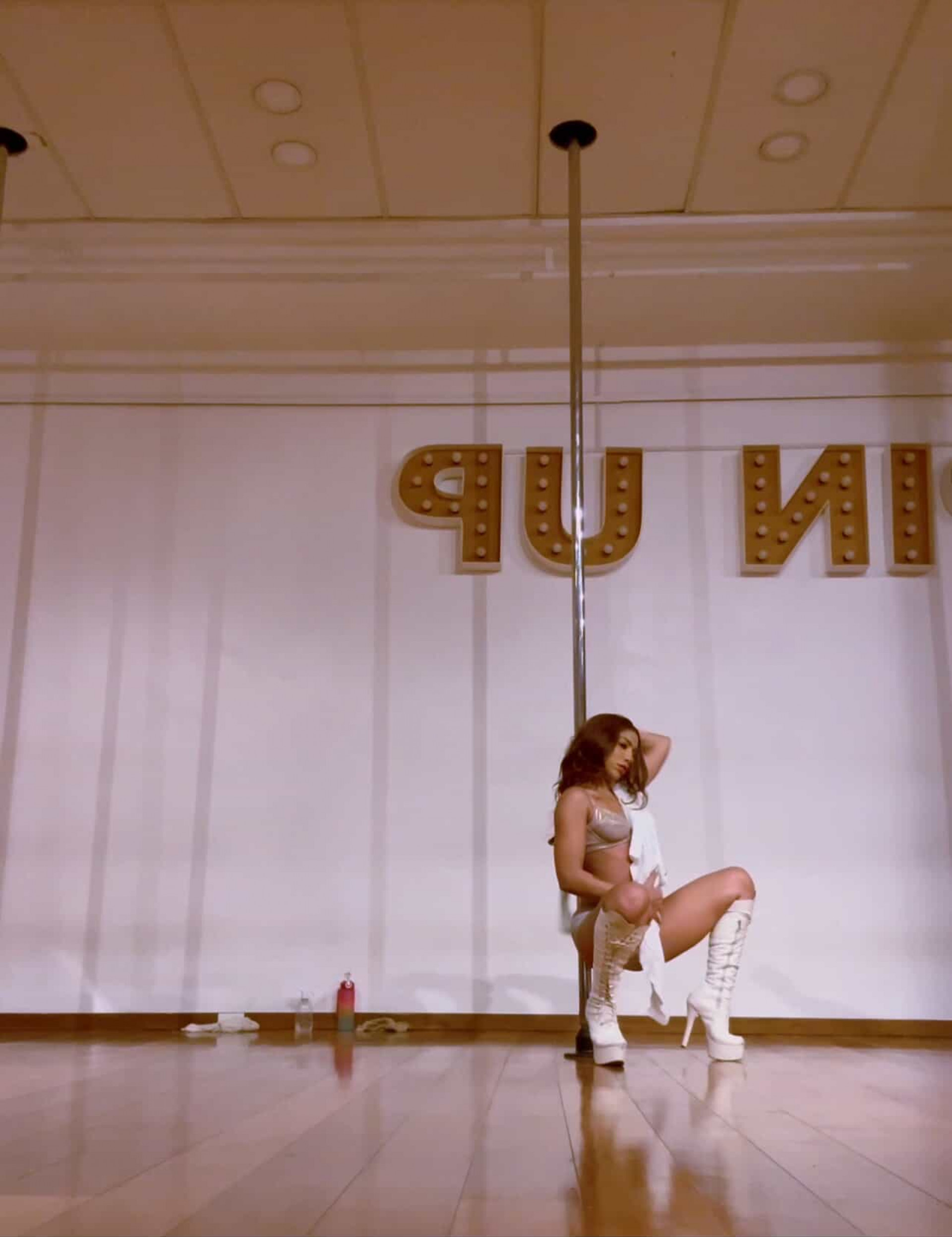 Cláudia Ribeiro, carioca de 31 anos, faz sucesso como sósia da cantora Anitta em uma plataforma de conteúdo adulto - Divulgação