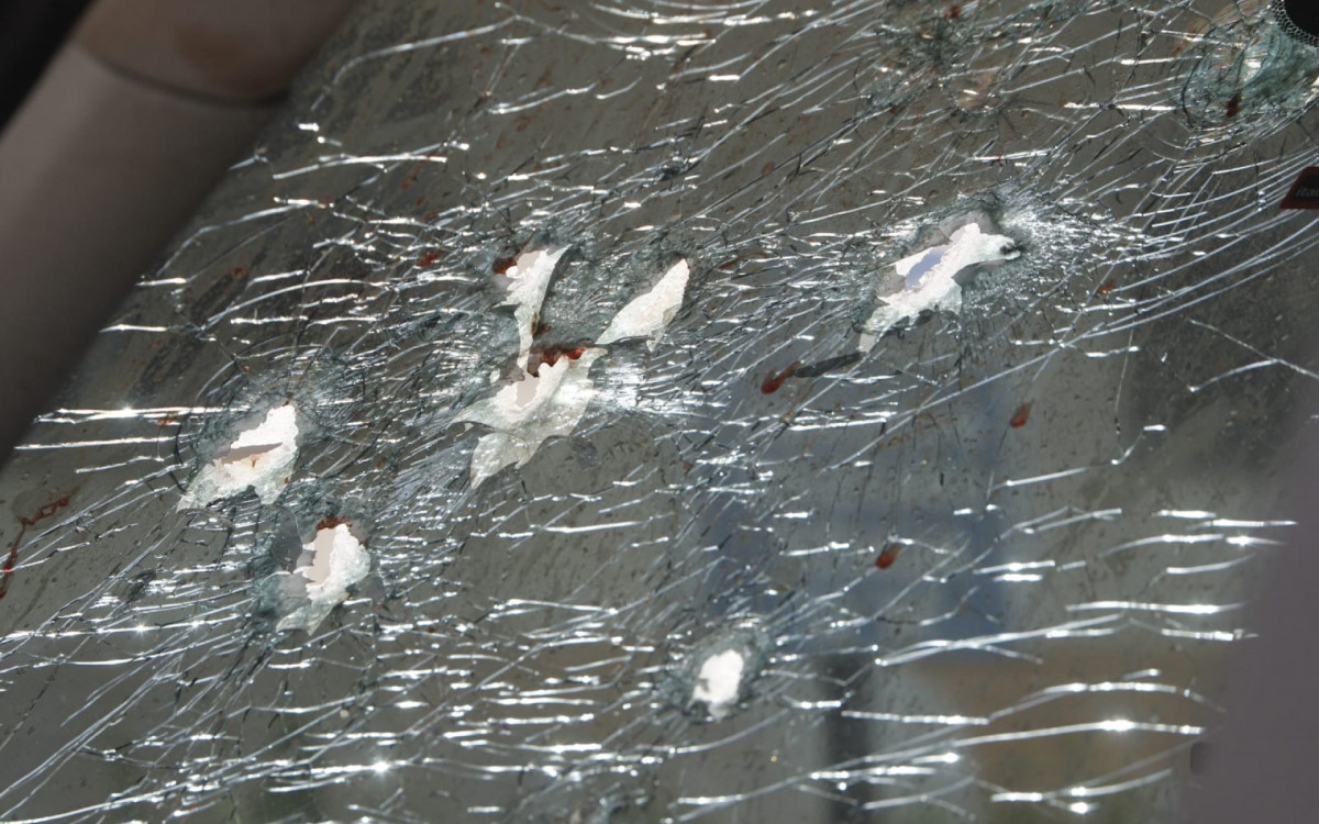 Carro, modelo Jeep Renegade, foi atingido por ao menos 10 tiros