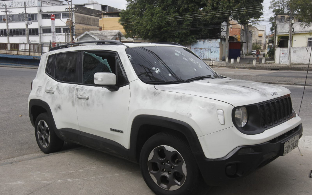 Carro, modelo Jeep Renegade, foi atingido por ao menos 10 tiros