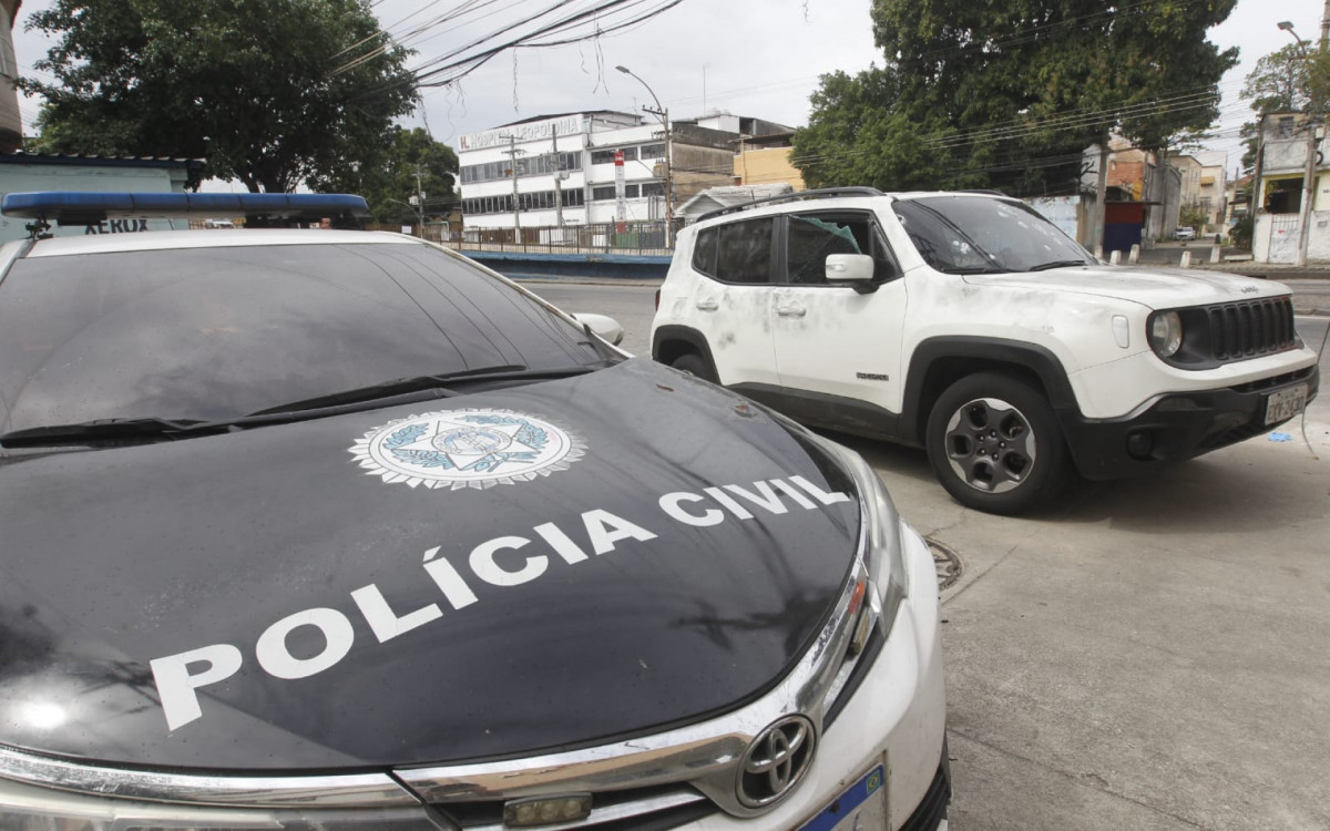 Carro, modelo Jeep Renegade, foi atingido por ao menos 10 tiros