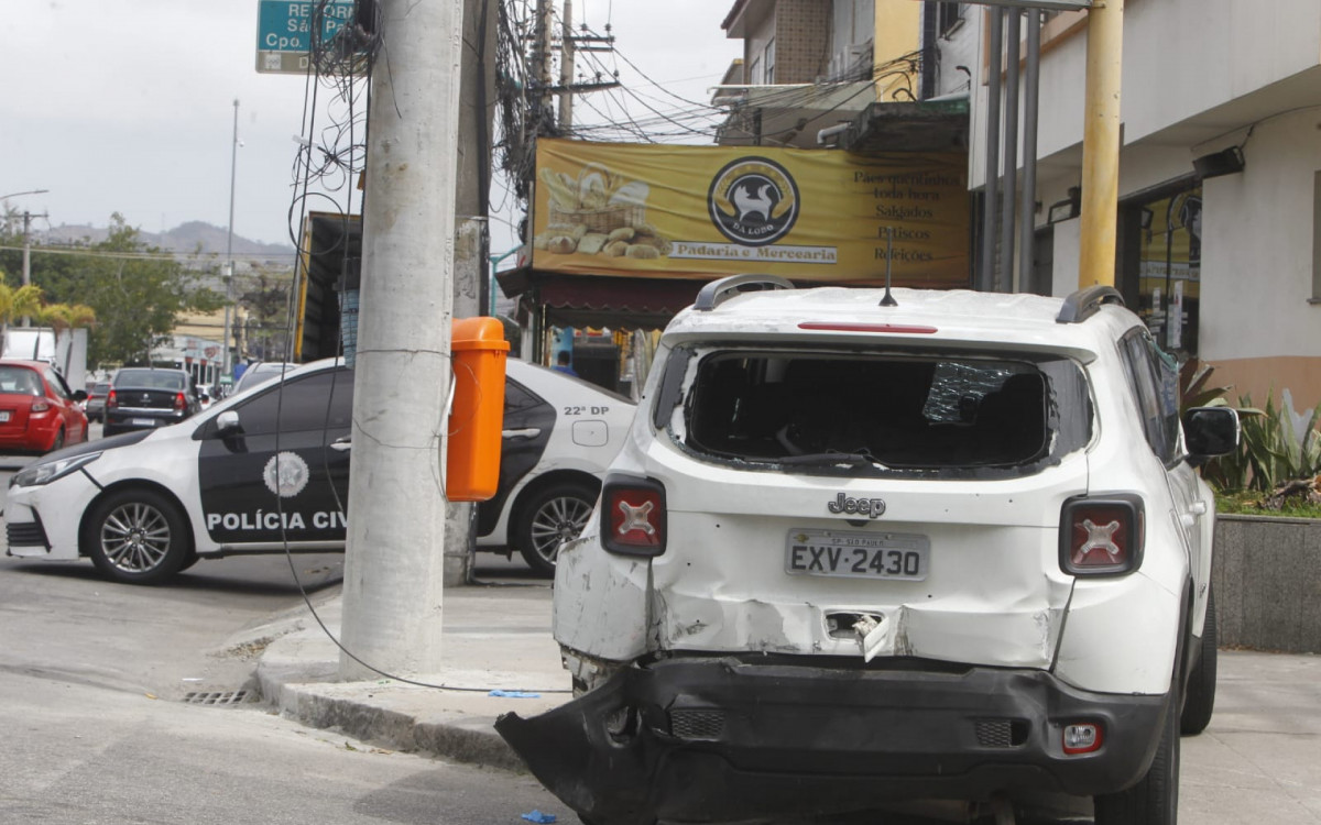 Carro, modelo Jeep Renegade, foi atingido por ao menos 10 tiros