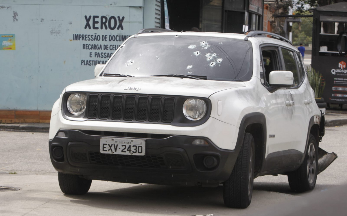 Carro, modelo Jeep Renegade, foi atingido por ao menos 10 tiros