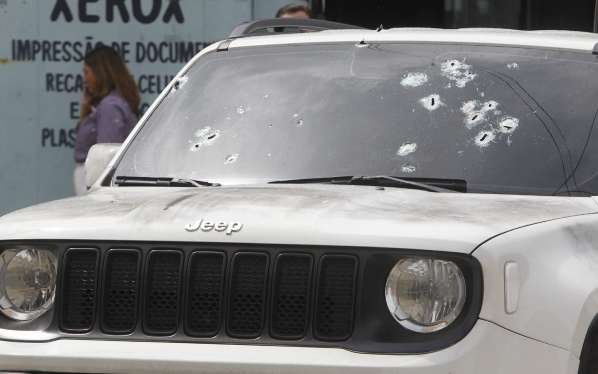 Carro, modelo Jeep Renegade, foi atingido por ao menos 10 tiros