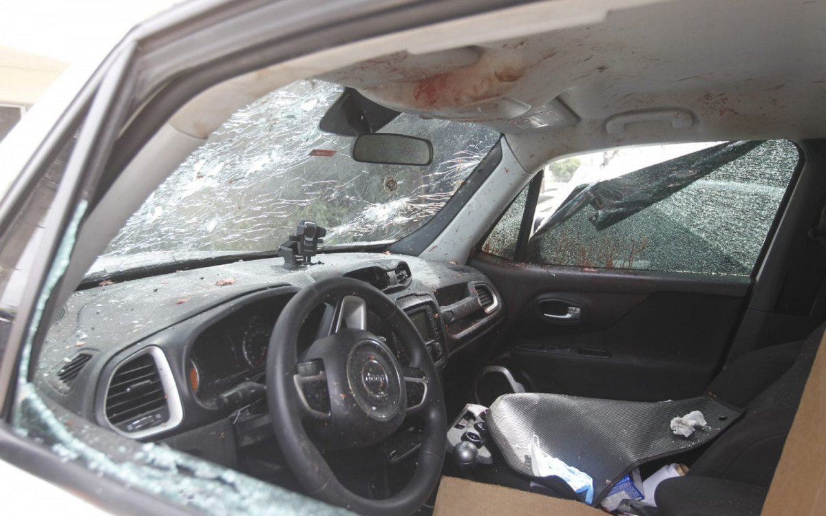 Carro, modelo Jeep Renegade, foi atingido por ao menos 10 tiros