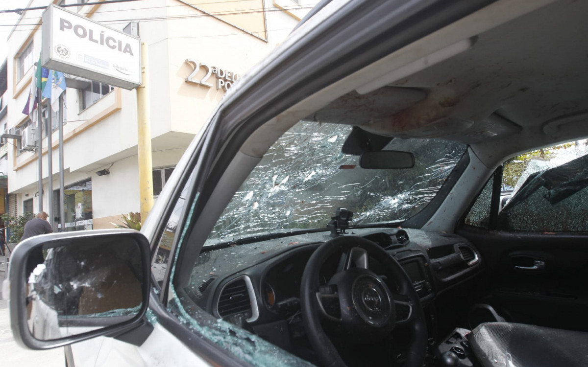 Carro, modelo Jeep Renegade, foi atingido por ao menos 10 tiros