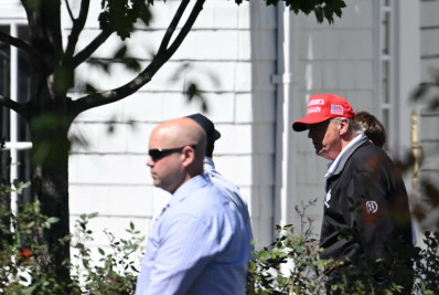 Donald Trump 'reaparece' e põe fim a boatos de morte