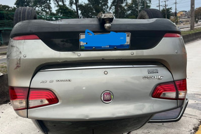 Carro capota na Avenida Brasil e interdita calha do BRT 