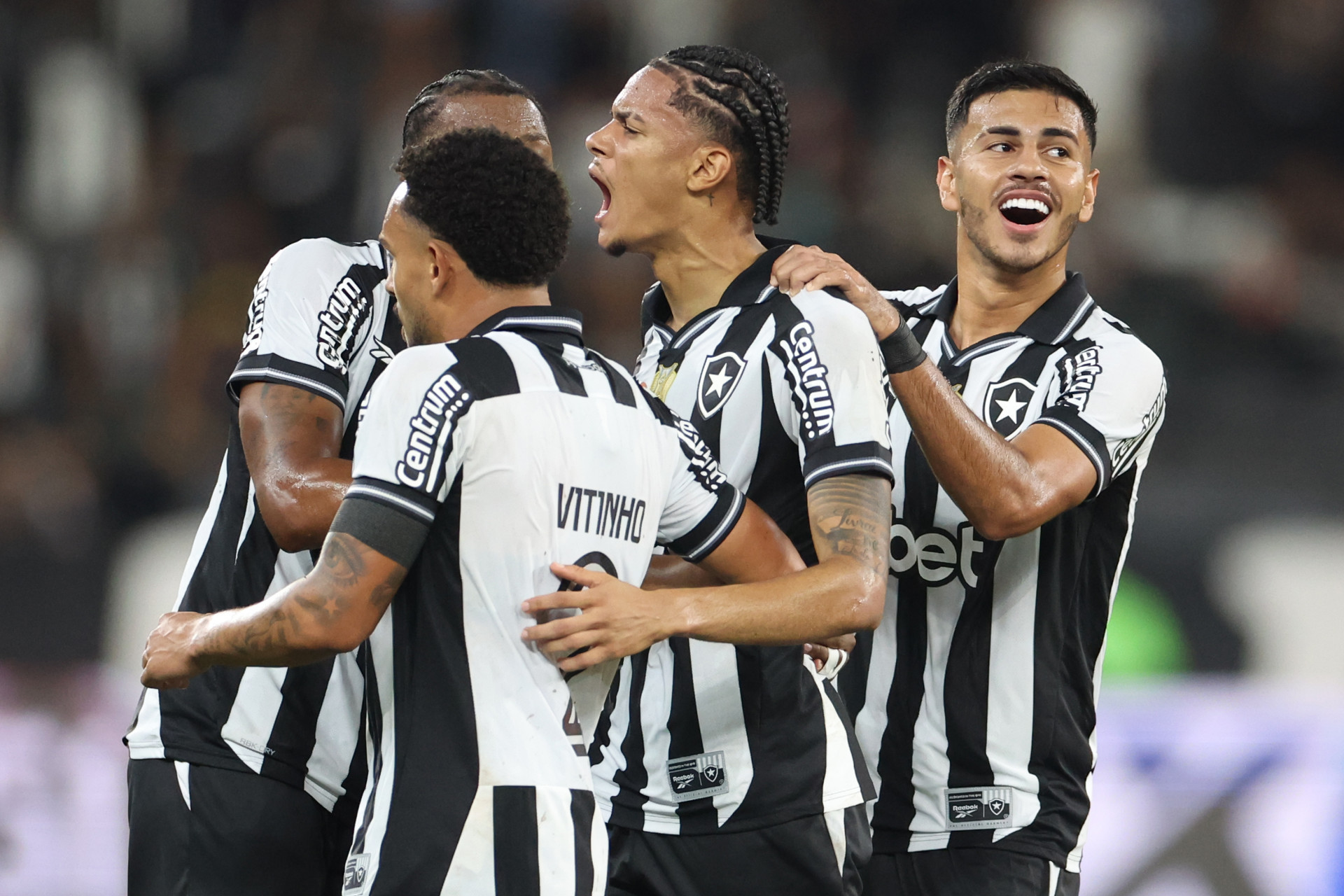 Newton é festejado pelos companheiros após marcar o segundo gol - Vítor Silva/Botafogo