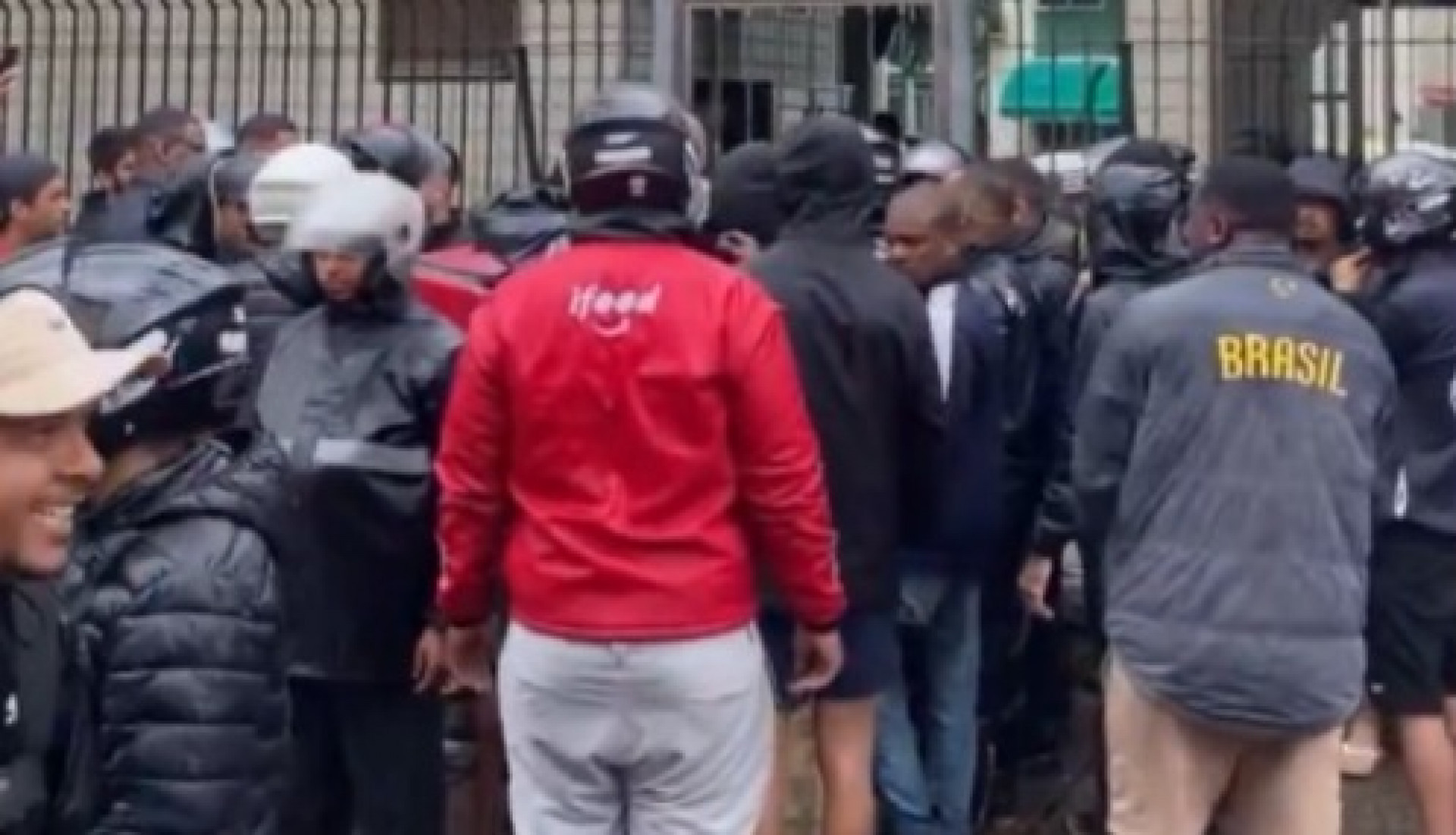 Entregadores realizaram um protesto na frente do condomínio onde crime ocorreu - Reprodução / Redes Sociais