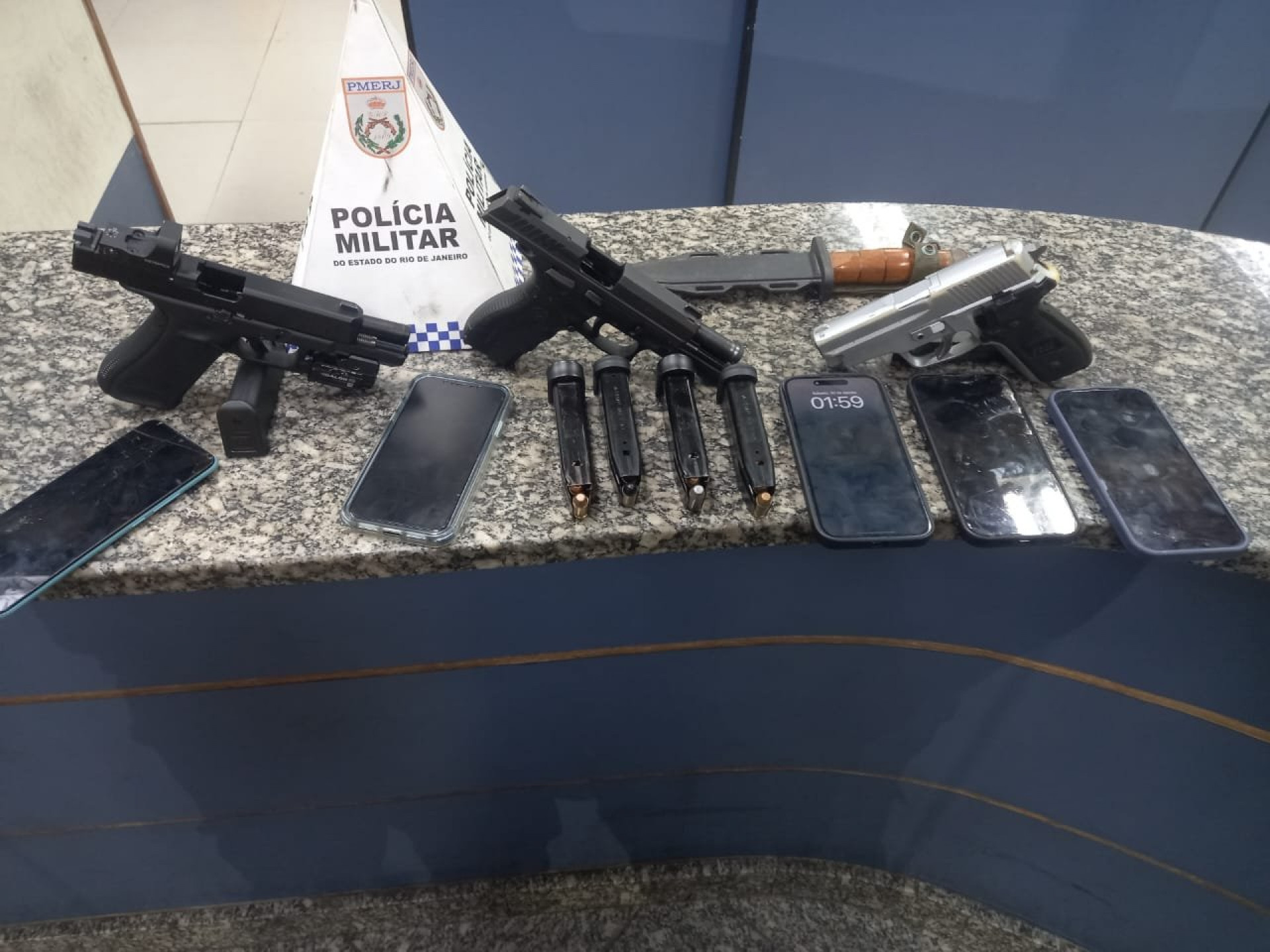 Foram apreendidos celulares, facas, touca ninja, duas pistolas e munições - Divulgação / Polícia Militar 
