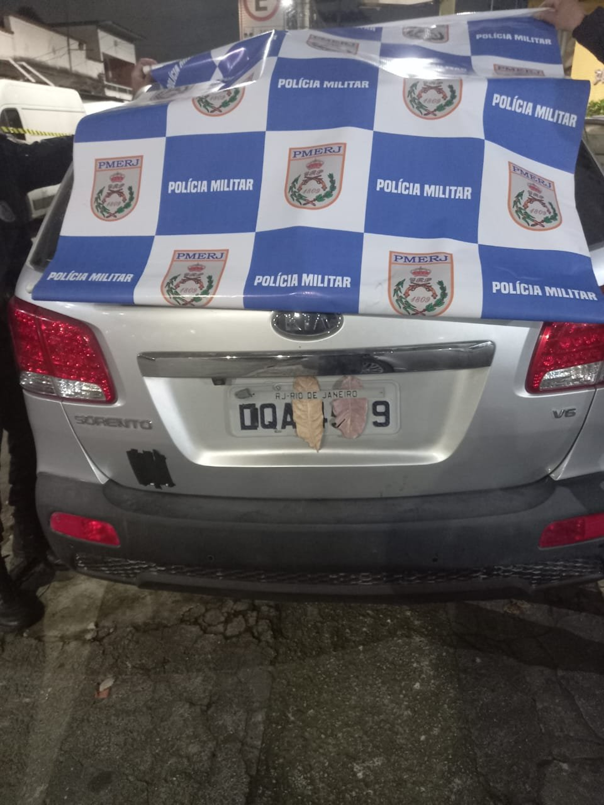Carro usado pelos suspeitos tinha a placa adulterada - Divulgação / Polícia Militar 