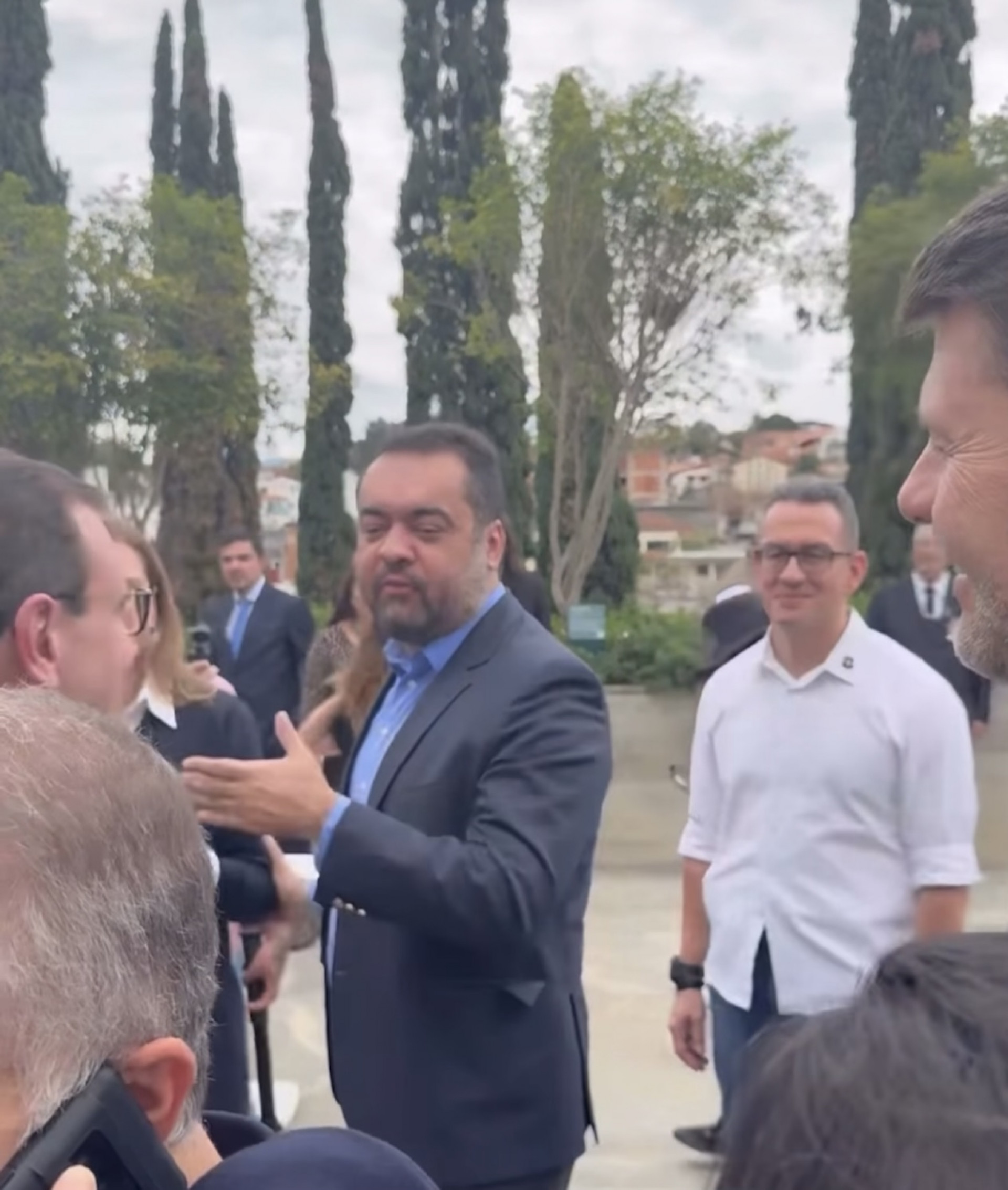 O governador Cl&aacute;udio Castro, em gesto de \'vem c&aacute;\', chama o prefeito do Rio, Eduardo Paes, durante a inaugura&ccedil;&atilde;o do Museu de Vassouras. A cena rendeu risadas e foi um dos buchichos mais comentados do evento