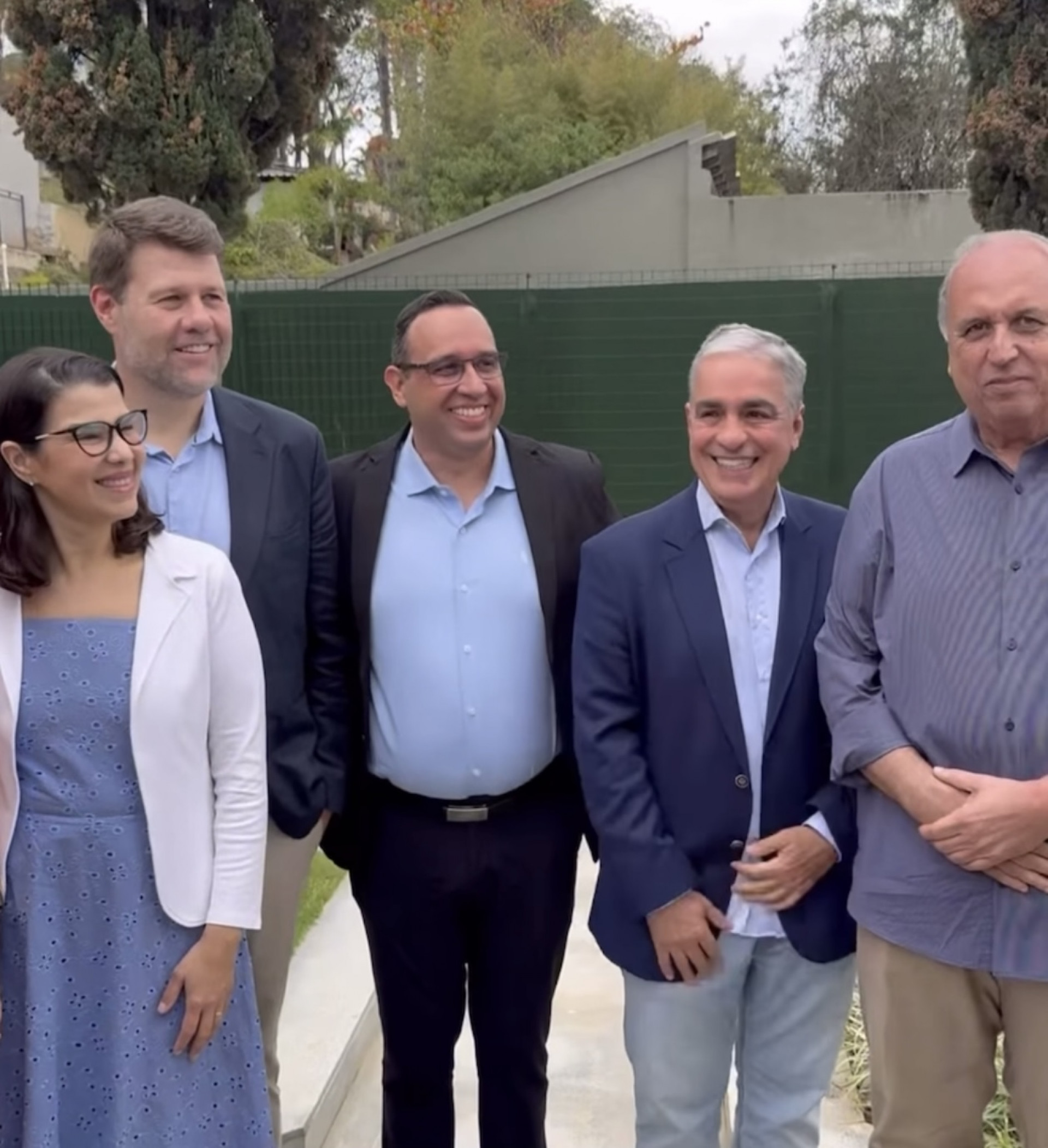 A secretária estadual de Cultura, Danielle Barros; o secretário estadual de Turismo, Gustavo Tutuca; o ex-prefeito de Vassouras, Severino Dias; o secretário especial de Assuntos Parlamentares do governo federal, André Ceciliano; e o prefeito de Piraí e ex-governador do Estado, Luiz Fernando Pezão. Uma composição que reuniu no mesmo cenário municipal, estadual e federal durante a inauguração do Museu de Vassouras