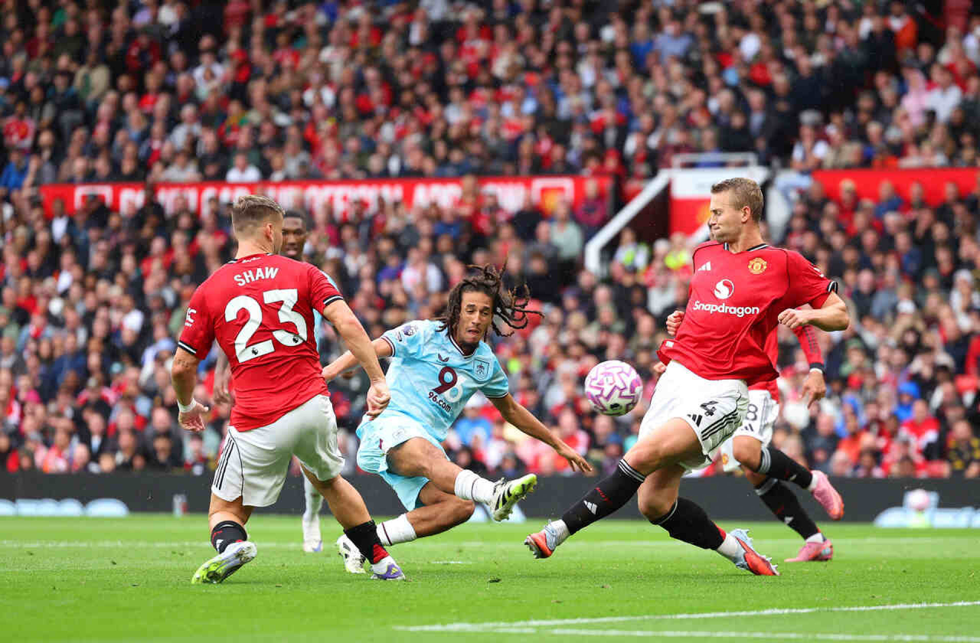 Manchester Unted vence Burnley nos acr&eacute;scimos. Matheus Cunha sai machucado