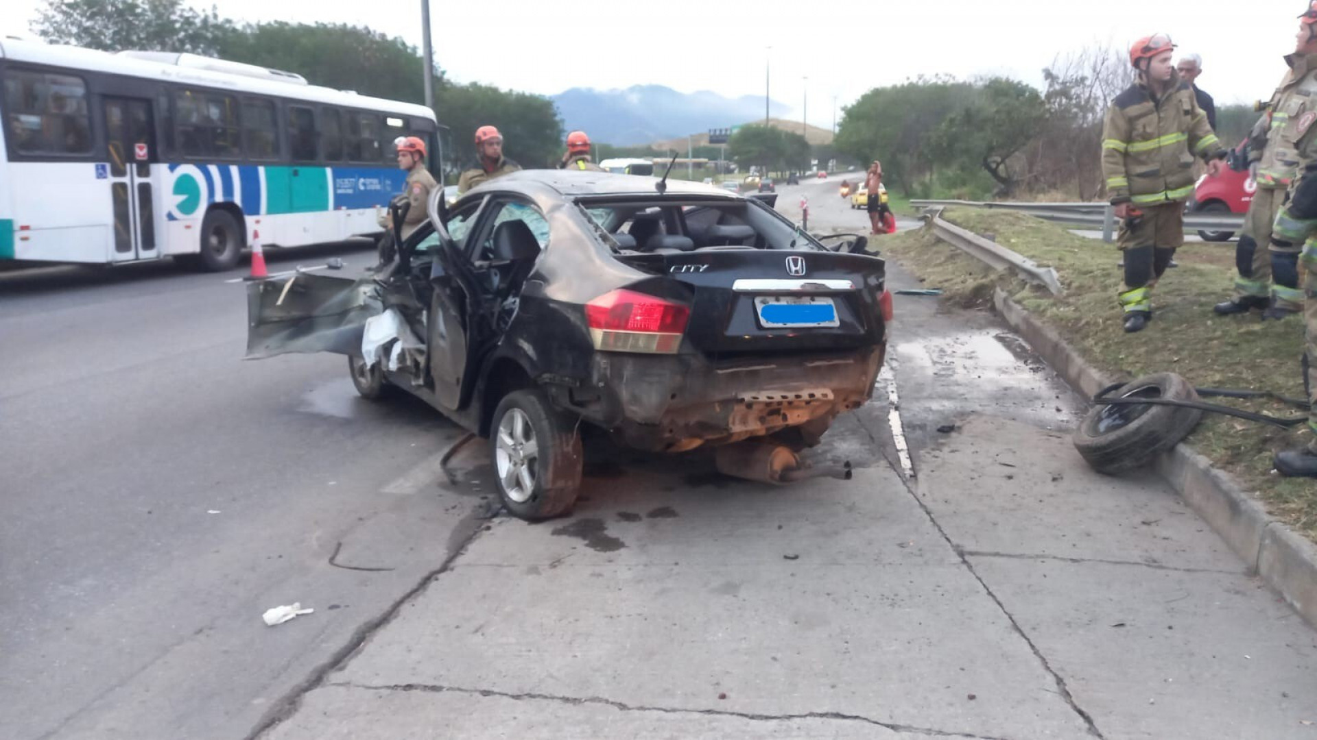 Trecho da Avenida Brasil chegou a ter duas faixas ocupadas por causa do acidente - Divulgação / Centro de Operações Rio
