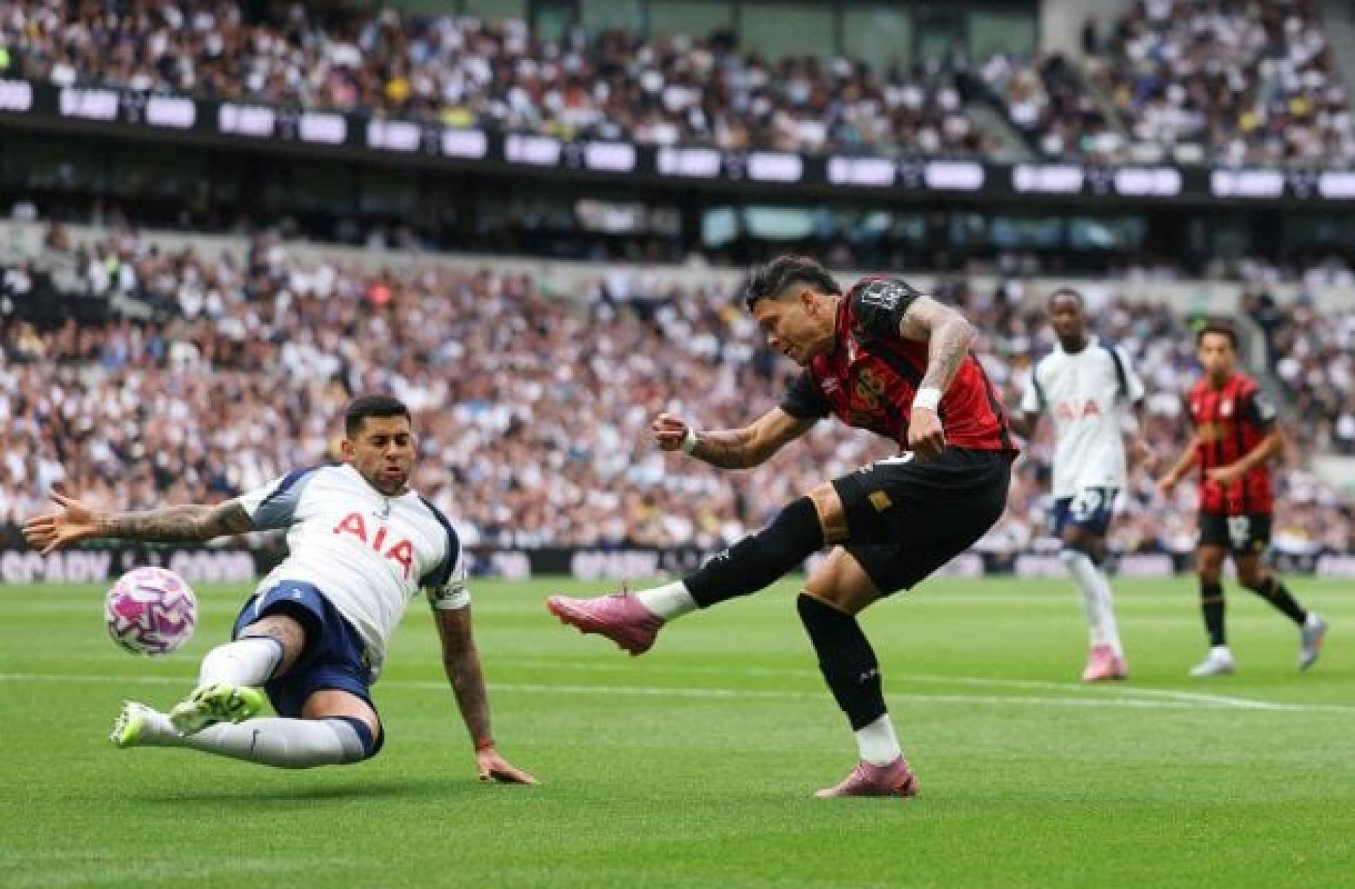 Com gol brasileiro, Bournemouth domina e derrota o Tottenham em Londres