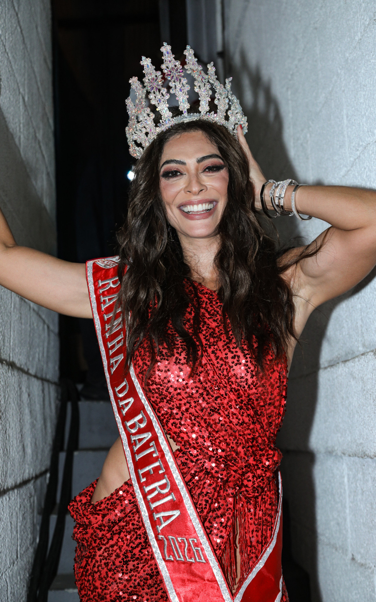 Coroada rainha de bateria da Viradouro, Juliana Paes posa para cliques