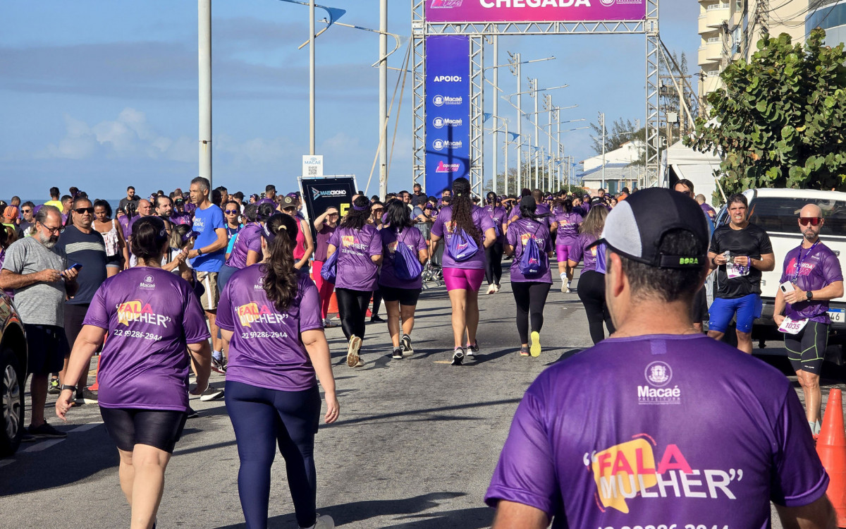 Centenas de corredores e caminhantes coloriram a orla da Praia Campista em uma manhã de conscientização e alto-astral
