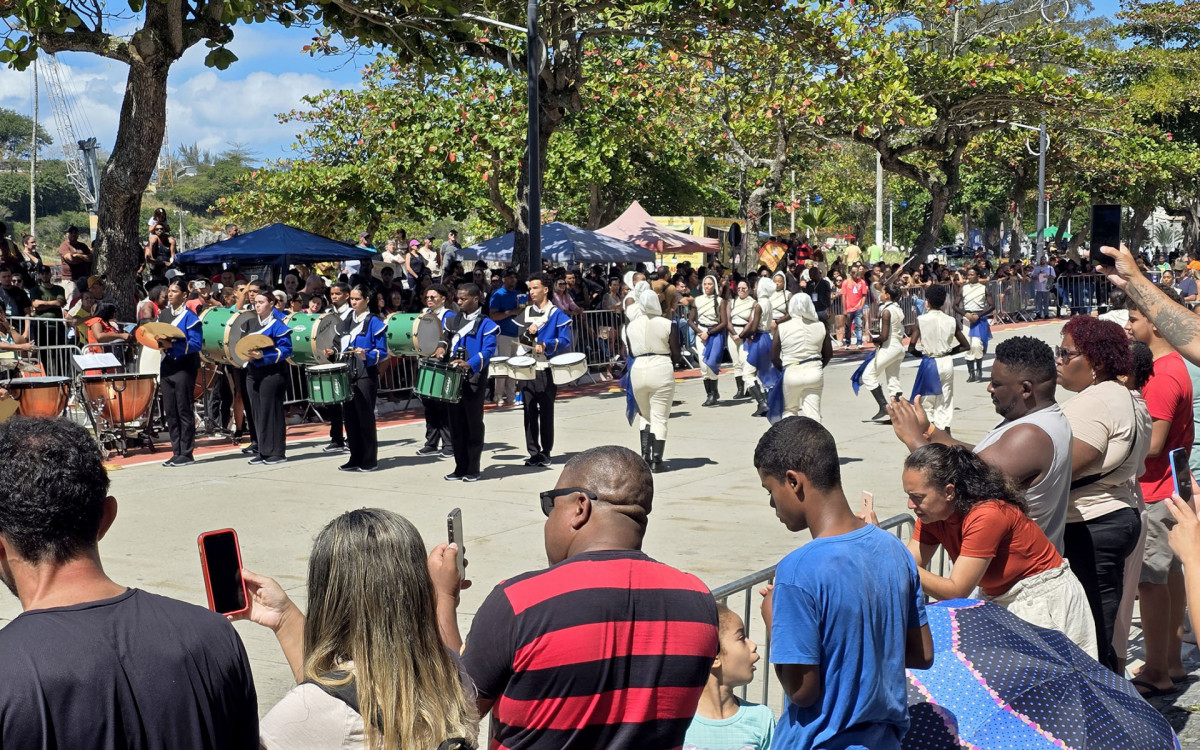 Avenida Elias Agostinho recebeu apresentações que uniram música, dança e emoção no Fest Bandas Macaé