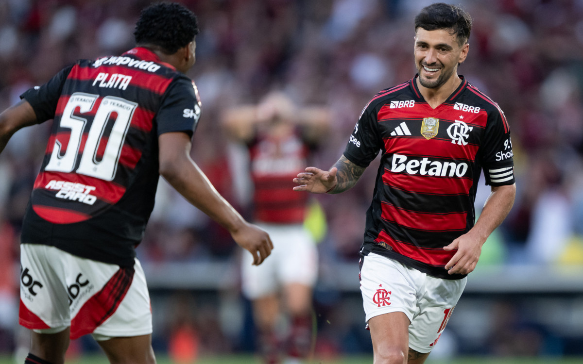 BRASILEIRO A 2025, FLAMENGO X GRÊBRASILEIRO A 2025, FLAMENGO X GRÊMIO - Arrascaeta jogador do Flamengo comemora seu gol com Plata jogador da sua equipe durante partida contra o Grêmio no estádio Maracanã pelo campeonato Brasileiro A 2025.
Foto: JORGE RODRIGUES/AGIF - AGÊNCIA DE FOTOGRAFIA/ESTADÃO CONTEÚDO