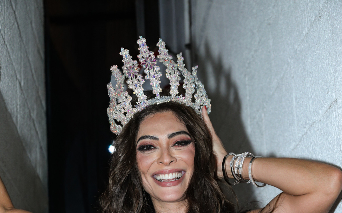 Coroada rainha de bateria da Viradouro, Juliana Paes posa para cliques