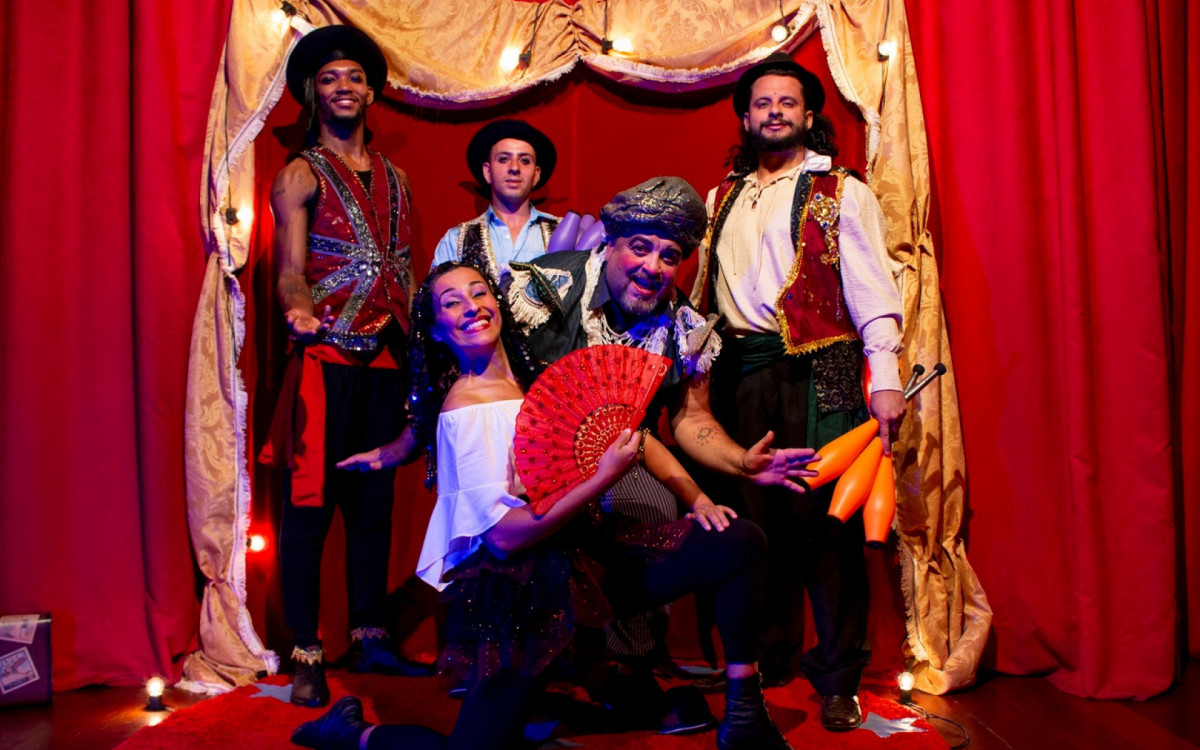 O elenco conta com Didi, Patrick Carvalho, Daniel Carrizo,  Adailzo Amorim e Vânia Santos e figurinos Marcelo Viégas e Vânia Santos.