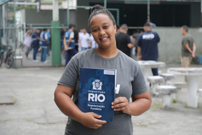 Curicica: Moradores de comunidade recebem documento que deixa regularização de imóvel mais próxima