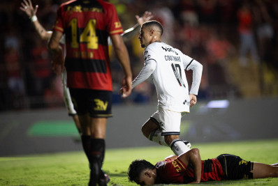 Com emoção, Vasco supera o Sport fora de casa e respira no Brasileiro