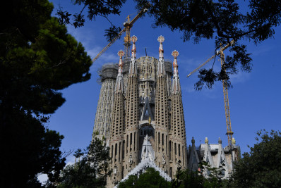 Vídeo: ativistas são detidas por jogar tinta na fachada da Sagrada Família de Barcelona, na Espanha